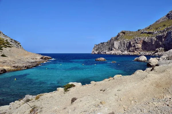Zee baai met turkoois water, strand en bergen, Cala Figuera op Cap Formentor — Stockfoto