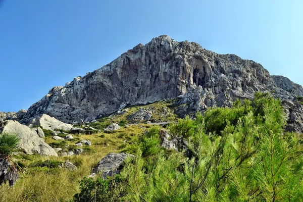 Vista das colinas e montanhas a caminho do Farol Formentor — Fotografia de Stock