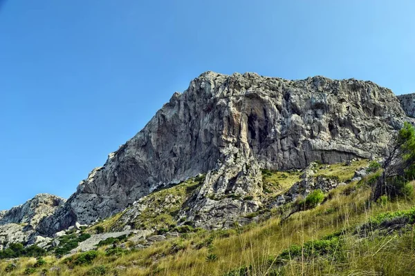 Tepeler ve dağlar görünümünü Formentor deniz feneri giderken — Stok fotoğraf