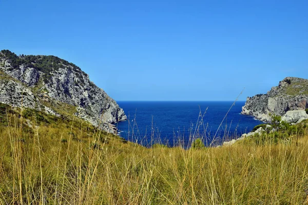 Bahía de mar con agua turquesa, playa y montañas, Cala Figuera en Cap Formentor —  Fotos de Stock