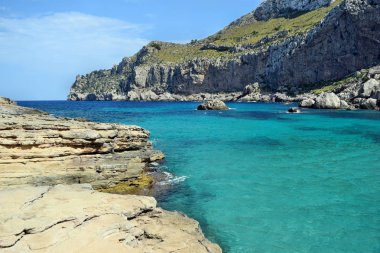 Deniz turkuaz su, plaj ve dağlar, defne Cala Figuera Cap Formentor üzerinde