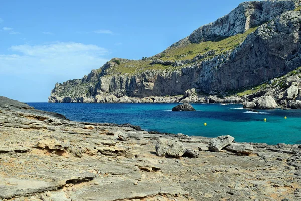 Moře zálivu s tyrkysovou vodou, pláž a hory, Cala Figuera na Cap Formentor — Stock fotografie