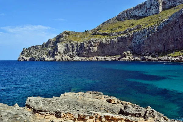 Bahía de mar con agua turquesa, playa y montañas, Cala Figuera en Cap Formentor —  Fotos de Stock