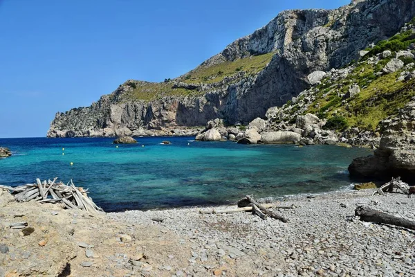 Bahía de mar con agua turquesa, playa y montañas, Cala Figuera en Cap Formentor —  Fotos de Stock