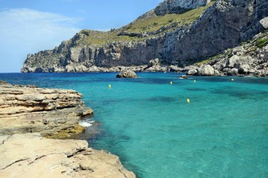 Deniz turkuaz su, plaj ve dağlar, defne Cala Figuera Cap Formentor üzerinde