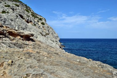 Deniz turkuaz su, plaj ve dağlar, defne Cala Figuera Cap Formentor üzerinde