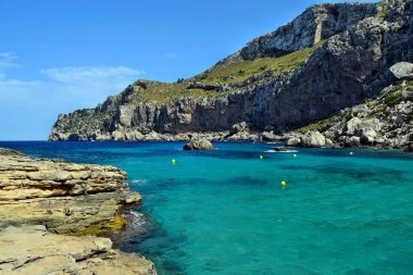 Deniz turkuaz su, plaj ve dağlar, defne Cala Figuera Cap Formentor üzerinde