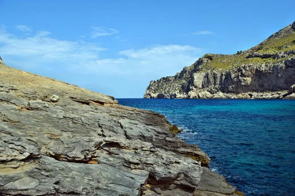 Baia di mare con acqua turchese, spiaggia e montagne, Cala Figuera su Cap Formentor — Foto Stock