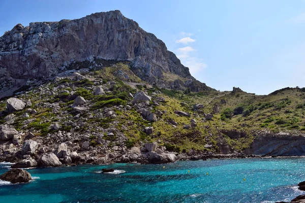 Zee baai met turkoois water, strand en bergen, Cala Figuera op Cap Formentor — Stockfoto