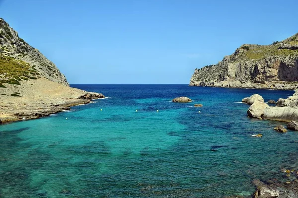 Bahía de mar con agua turquesa, playa y montañas, Cala Figuera en Cap Formentor — Foto de Stock