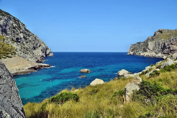 Zatoka z turkusowa woda, plaża i góry, Cala Figuera na Cap Formentor — Zdjęcie stockowe