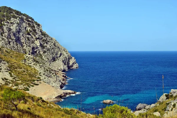바다 청록색 물, 해변과 산, 베이 모자 Formentor에 칼라 피구에 라 — 스톡 사진