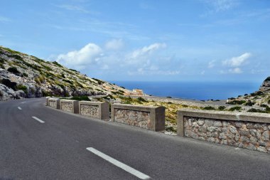 Fenere Cap Formentor üzerinden dolambaçlı bir açık sahil yolu üzerinde sürüş muhteşem manzara