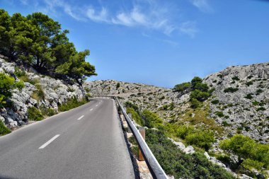 Açık sahil yolu ile deniz fenerine Cap Formentor sarma