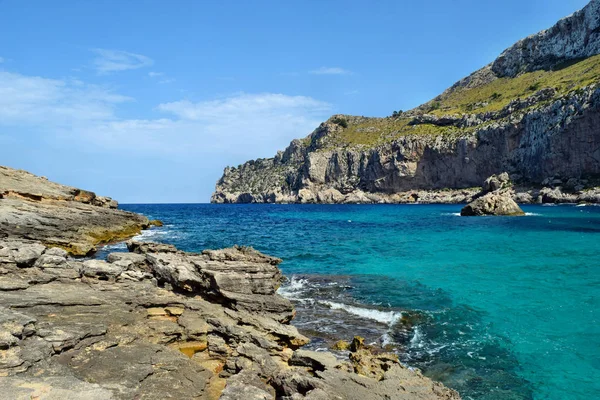 바다 청록색 물, 해변과 산, 베이 모자 Formentor에 칼라 피구에 라 — 스톡 사진