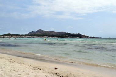 Turkuaz su, plaj ve dağlar ile deniz koyu