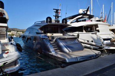 Marina boyunca gezinti. Port d'Alcudia Mallorca adasında birçok turist için tatil popüler bir tatil beldesidir