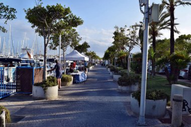 Marina boyunca gezinti. Port d'Alcudia Mallorca adasında birçok turist için tatil popüler bir tatil beldesidir