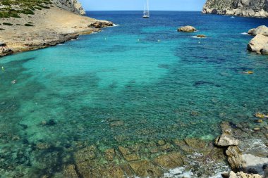 Deniz turkuaz su, plaj ve dağlar, defne Cala Figuera Cap Formentor üzerinde