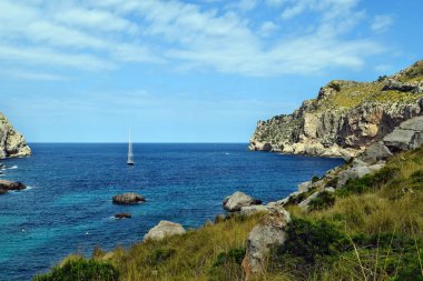 Deniz turkuaz su, plaj ve dağlar, defne Cala Figuera Cap Formentor üzerinde