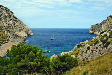 Deniz turkuaz su, plaj ve dağlar, defne Cala Figuera Cap Formentor üzerinde
