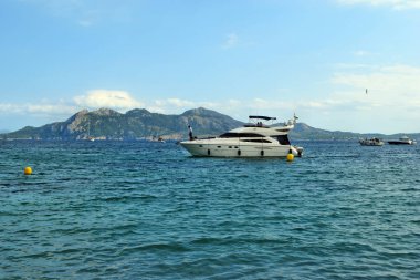 Turkuaz su, plaj ve dağlar ile deniz koyu, Platja de Formentor