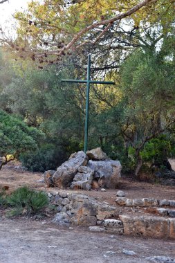 Puig de Sant Marti tepesine giderken eski binalar ve çapraz