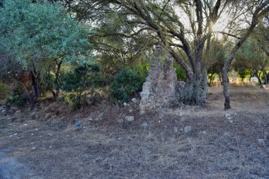 Puig de Sant Marti tepesine giden eski binalar