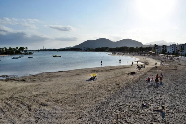 Turkuaz su, plaj ve dağlar ile deniz koyu