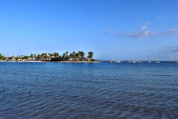 Bahía de mar con agua turquesa, playa y montañas — Foto de Stock