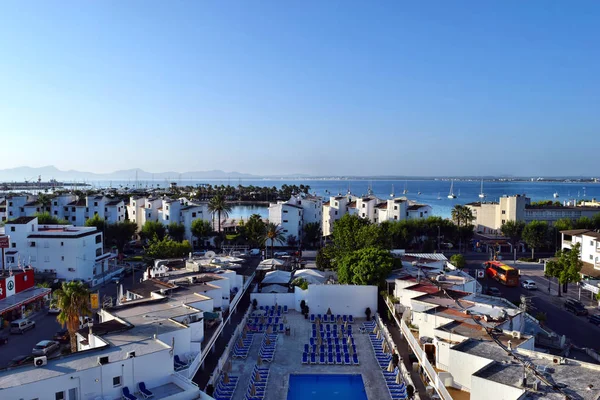 Şehrin sakin turistik tatil köyleri ve güzel bir sahil şeridi görünümü