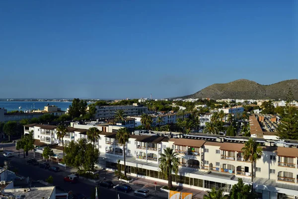 Şehrin sakin turistik tatil köyleri ve güzel bir sahil şeridi görünümü