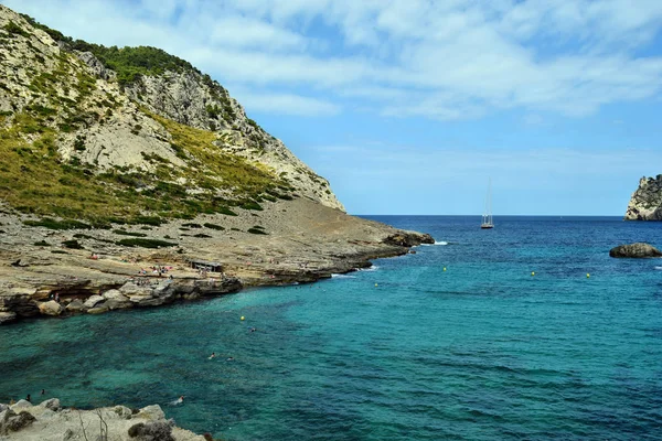 Deniz turkuaz su, plaj ve dağlar, defne Cala Figuera Cap Formentor üzerinde