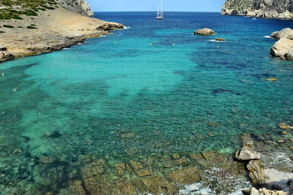 Deniz turkuaz su, plaj ve dağlar, defne Cala Figuera Cap Formentor üzerinde