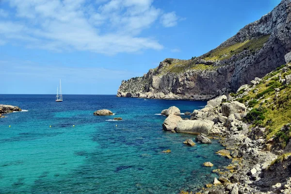 Θάλασσα κόλπος με γαλαζοπράσινα νερά, παραλία και βουνά, Κάλα Φιγκουέρα στην ΚΓΠ Formentor — Φωτογραφία Αρχείου