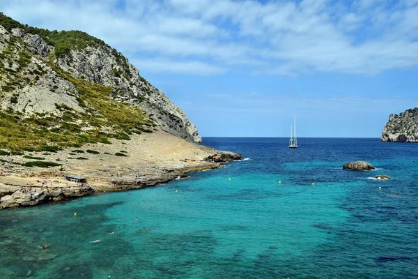 Deniz turkuaz su, plaj ve dağlar, defne Cala Figuera Cap Formentor üzerinde