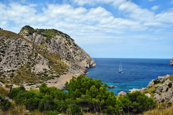 Deniz turkuaz su, plaj ve dağlar, defne Cala Figuera Cap Formentor üzerinde