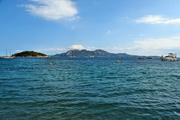 Turkuaz su, plaj ve dağlar ile deniz koyu, Platja de Formentor