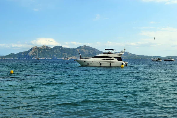 Turkuaz su, plaj ve dağlar ile deniz koyu, Platja de Formentor