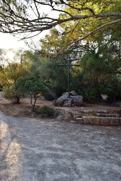 Bâtiments anciens et traverser sur le chemin de la colline Puig de Sant Marti — Photo