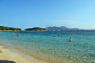 Turkuaz su, plaj ve dağlar ile deniz koyu, Platja de Formentor