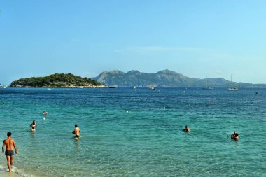 Turkuaz su, plaj ve dağlar ile deniz koyu, Platja de Formentor