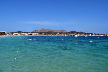 Turkuaz su, plaj ve dağlar ile deniz koyu