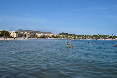 Turkuaz su, plaj ve dağlar ile deniz koyu