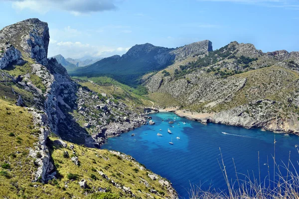 Bahía de mar con agua turquesa, playa y montañas, Cala Figuera en Cap Formentor —  Fotos de Stock