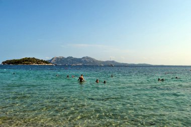 Turkuaz su, plaj ve dağlar ile deniz koyu, Platja de Formentor