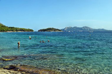 Turkuaz su, plaj ve dağlar ile deniz koyu, Platja de Formentor