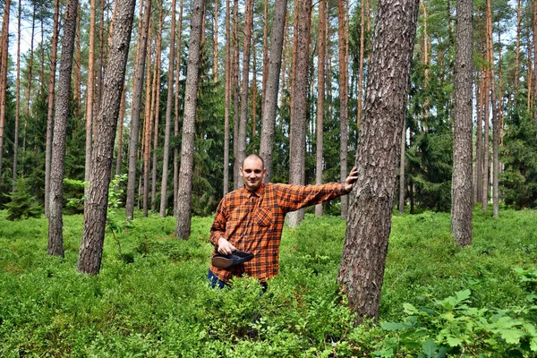 Молодой Человек Собирает Чернику Специальной Расчёской Лесу — стоковое фото