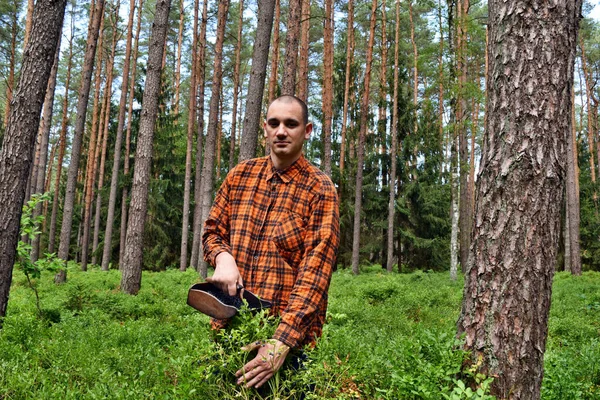 Joven Recoge Arándanos Con Peine Especial Bosque — Foto de Stock