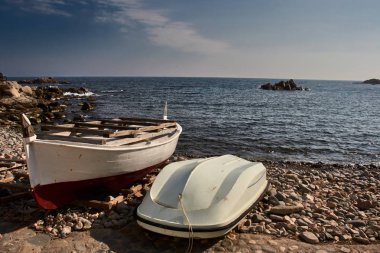 Tekneler ve kayalar ile plaj